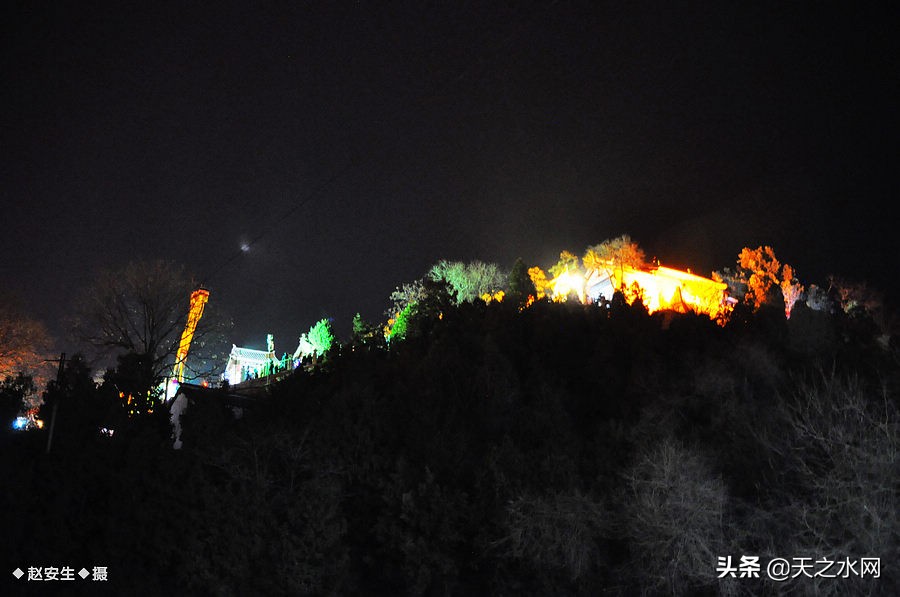 甘肃天水数万民众“上九朝观”祈福纳祥争烧头柱香!(组图)