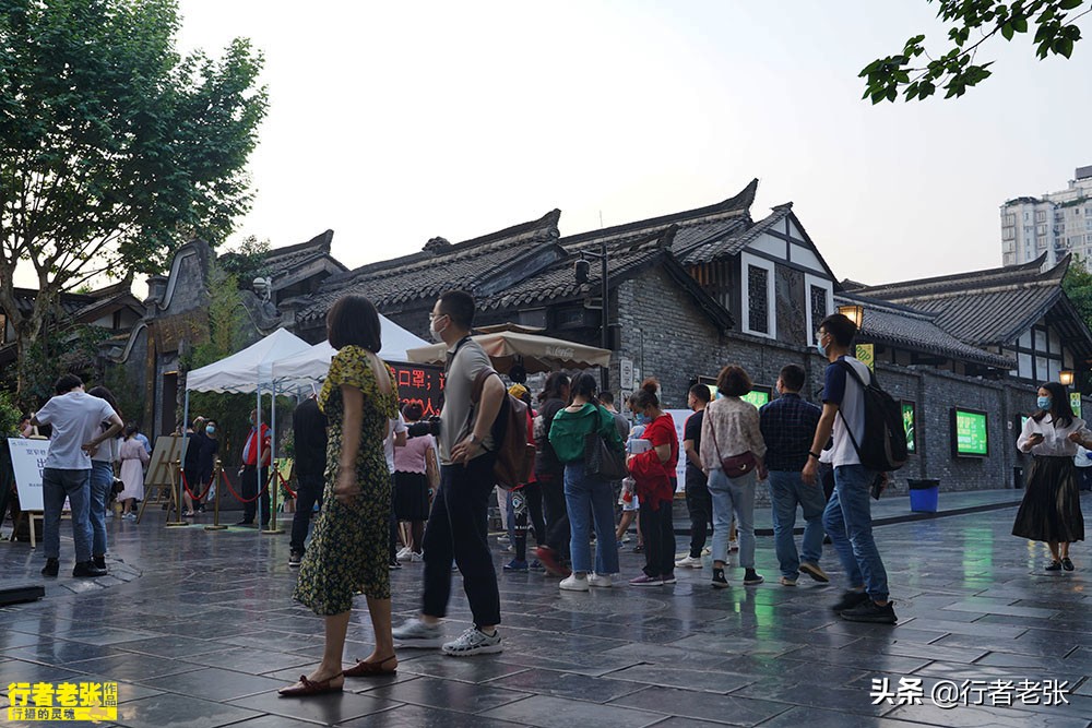 300年历史的宽窄巷子，外地游客必打卡，“老成都”却很少去