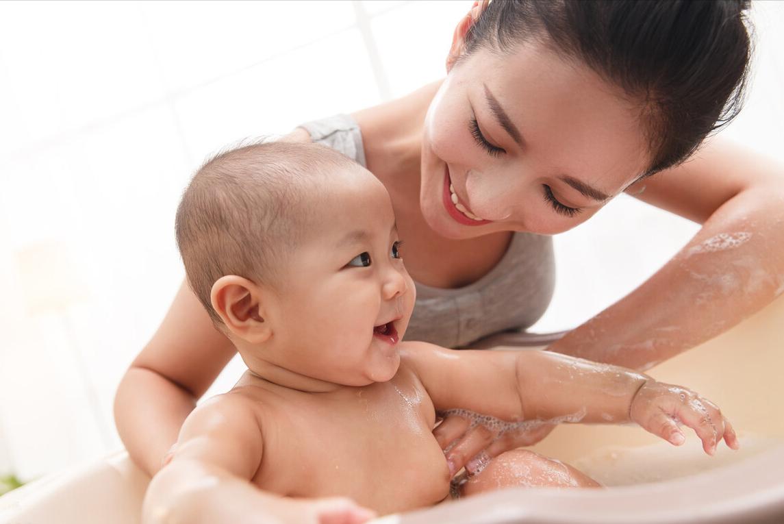宝宝洗澡总爱哭闹水温是关键,宝宝洗澡总是哭闹得很凶