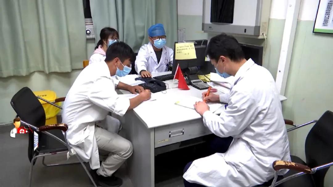 七旬老人被卡车撞伤,老人闯入货车视线盲区死亡被推倒