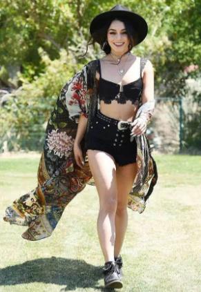 明星内衣秀：杨幂、赵丽颖、孟美岐，网友：都输给了45岁的她