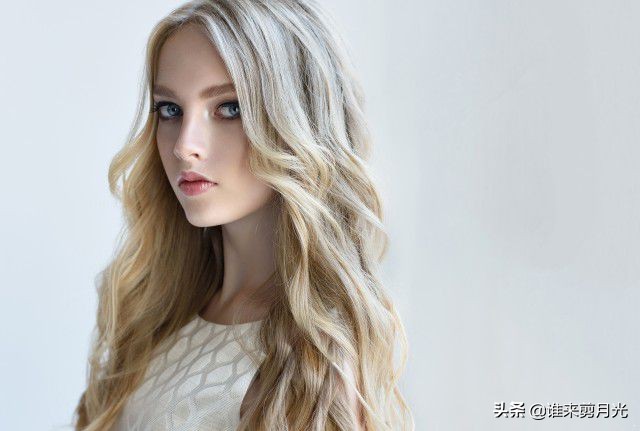 发型师教你在家自己卷发,如何使用吹风机卷发美发店