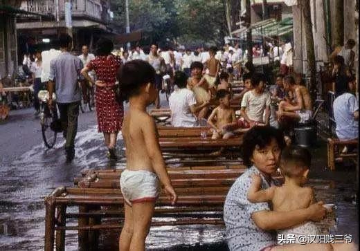 武汉人的过早莫过于一碗热干面,一碗热干面是武汉人最顽强的味道