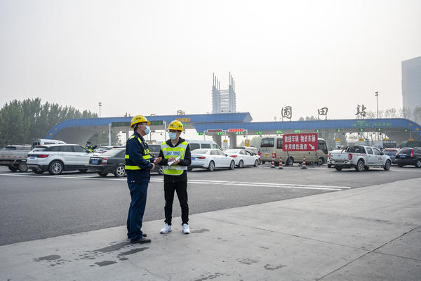 安徽高速收费员全程微笑服务,高速收费员微笑服务集合