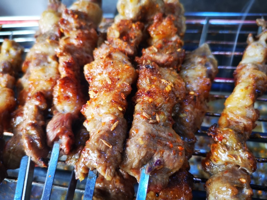 羊肉串怎么用烤箱烤出来鲜嫩多汁,烤羊肉串的做法和腌制方法烤箱版