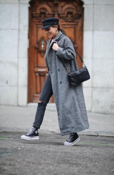 宽松破洞牛仔裤搭黄色高帮匡威,果冻底匡威高帮鞋搭配牛仔裤