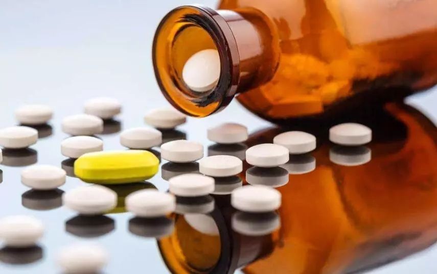 来月经肚子疼什么姿势缓解痛经,一来月经就痛经怎么调节