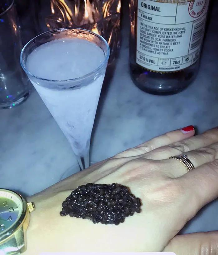 21万一罐的!亿万富翁们的饕餮盛宴,鱼子酱为什么在手背上吃?