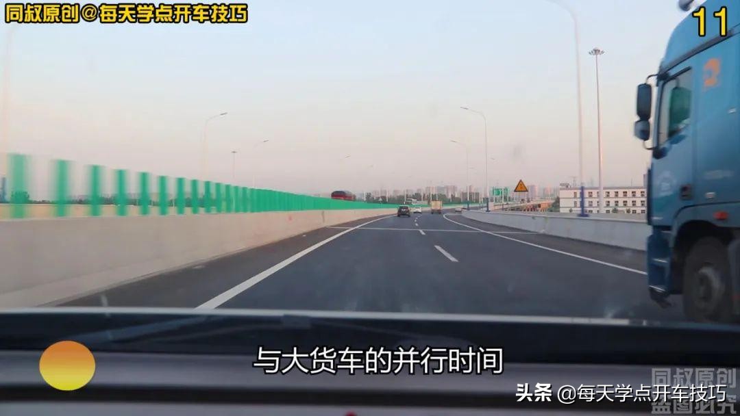 高速怎样把握后方超车距离,高速公路上超车的正确方法