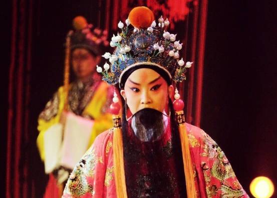 一个只争第一的姑娘,在台上扮男人却成了“头牌”