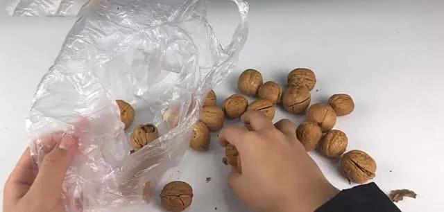 核桃剥外衣最简单的方法,核桃上有一个小孔