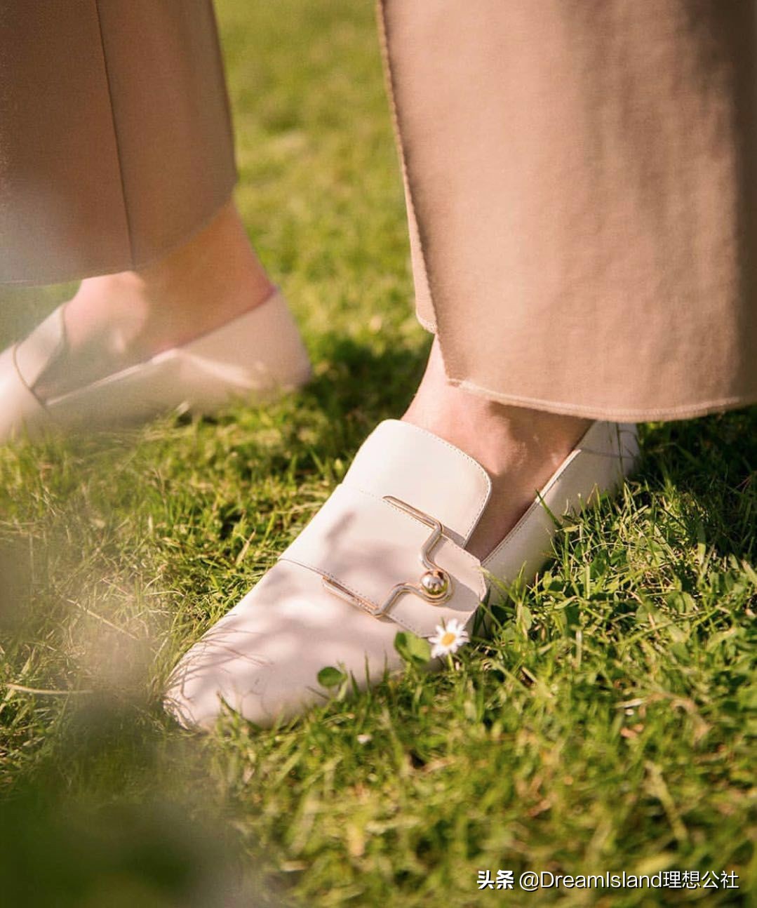 街拍白色乐福鞋,达妹街拍图文