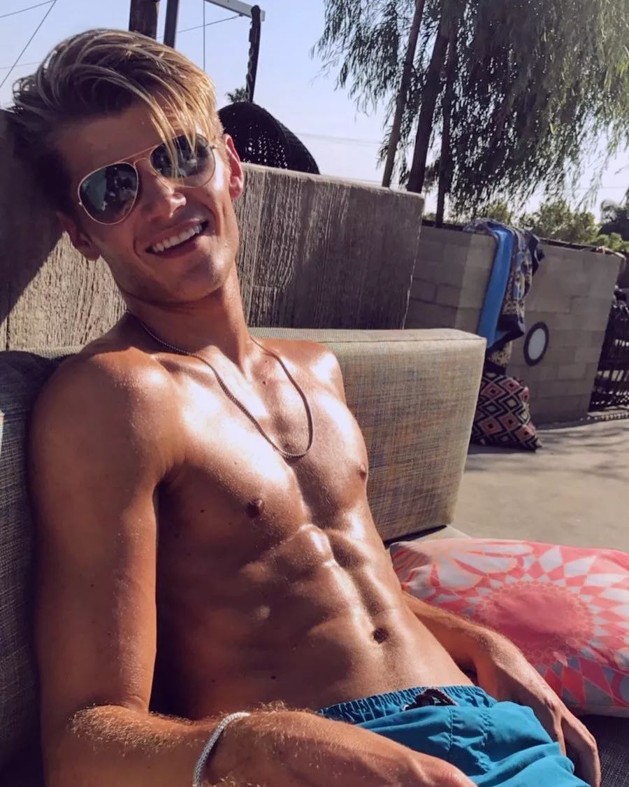 被嘲笑路人长相的搞笑网红TwanKuyper，成为Versace男模