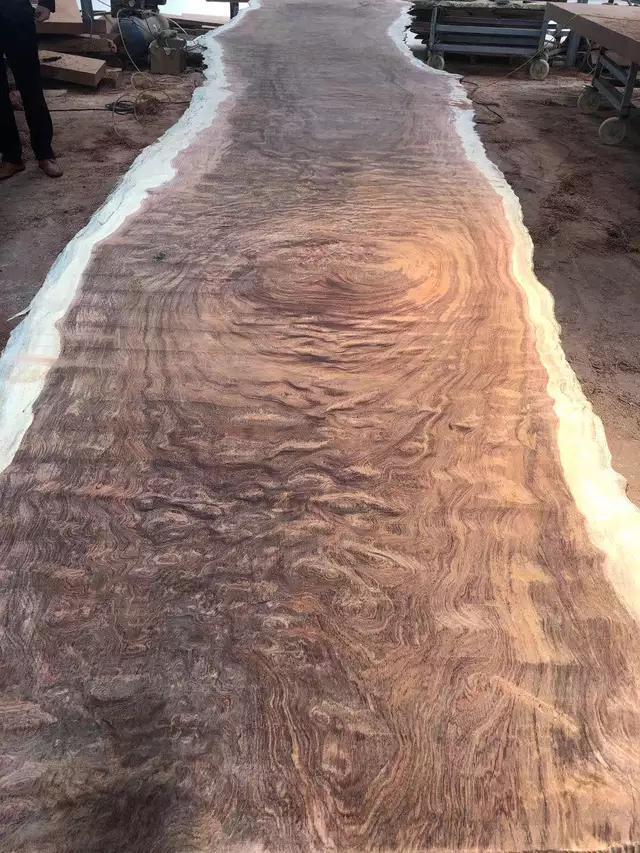 暗访广东天价大板生产基地,原料全是称斤拉木头,富豪还排队来买