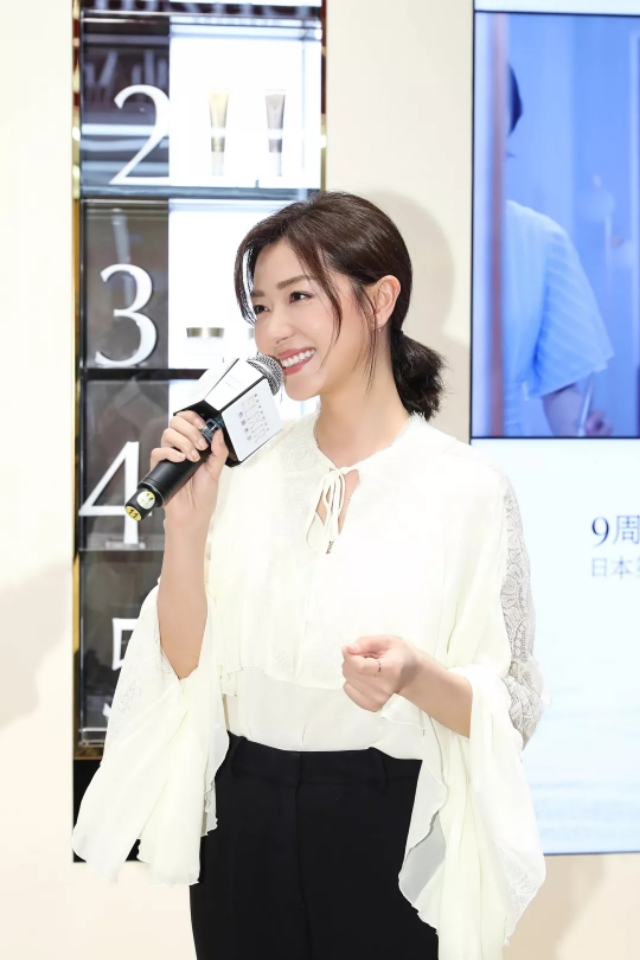 万茜代言怡丽丝尔现场,万茜出席品牌活动