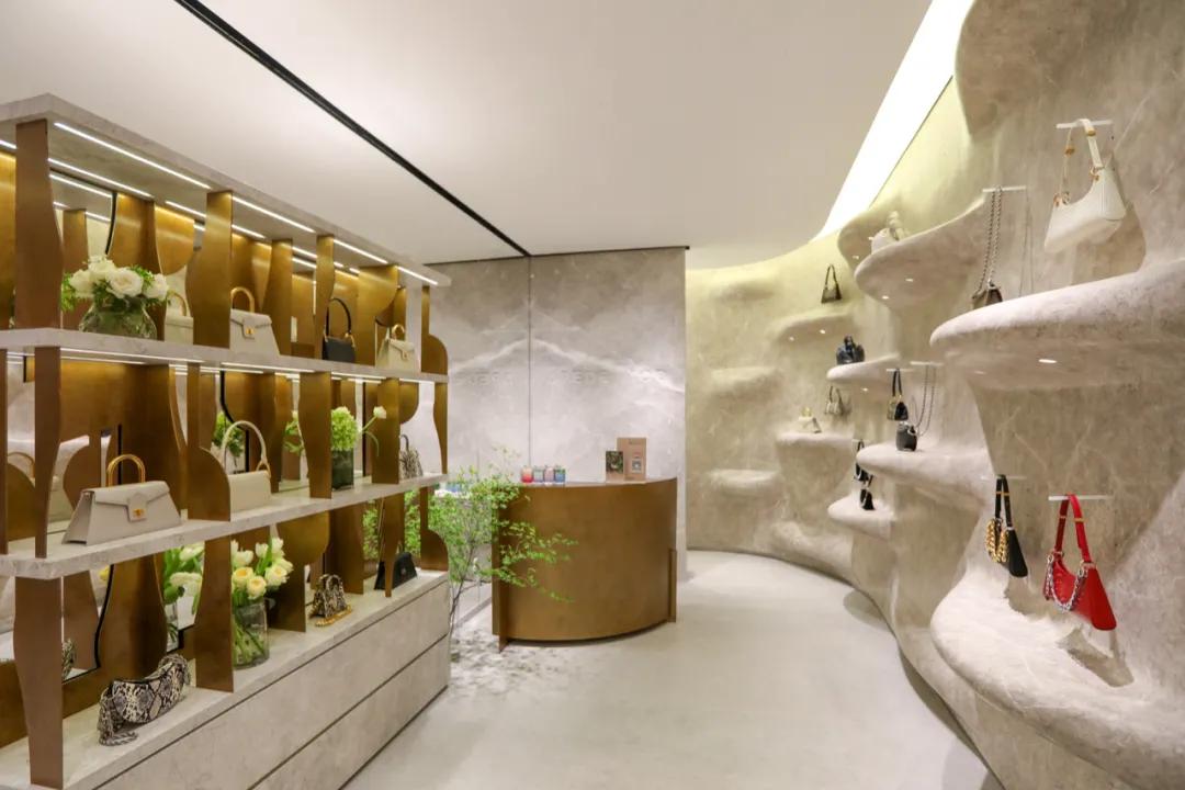 APEDEMOD首店落地iapm这个“一包难求”的品牌如何吸引全球时髦精