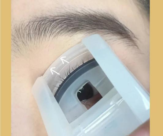 睫毛夹一下就掉了,睫毛夹一会就塌了