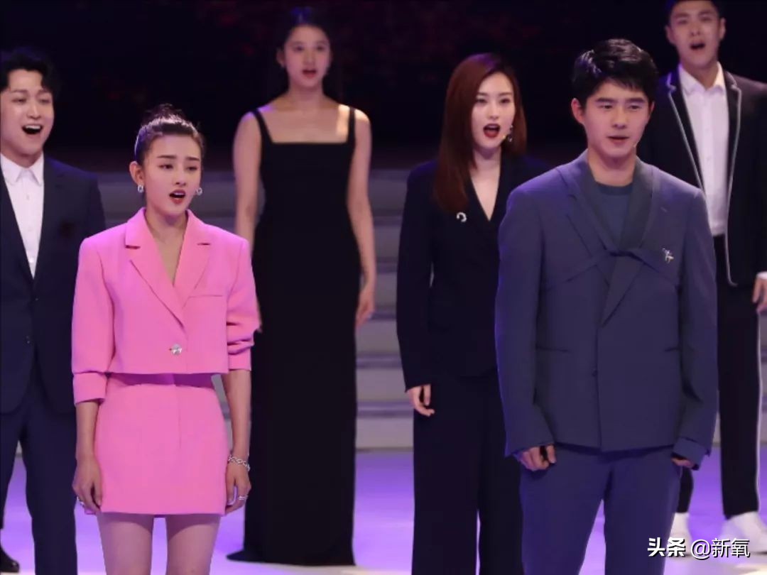 宋祖儿蓝白造型,宋祖儿现在已经长得落落大方