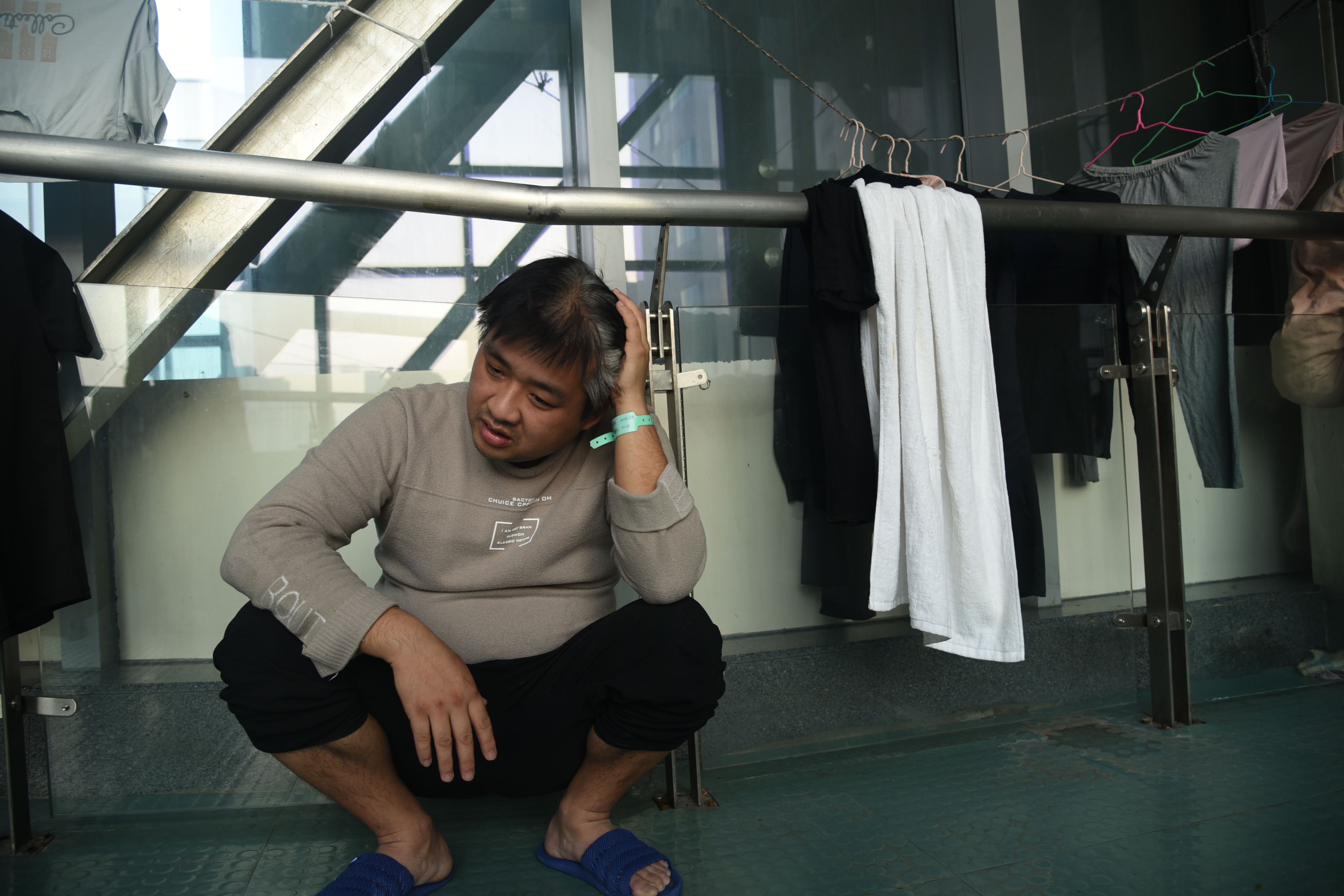 两岁男孩靠止疼药度日，如今四肢发黑痛哭到午夜，父亲为此熬白头