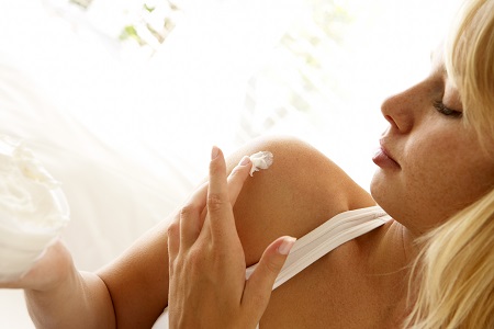 祛痘误区痘痘为何反反复复,祛痘千万不要用手挤