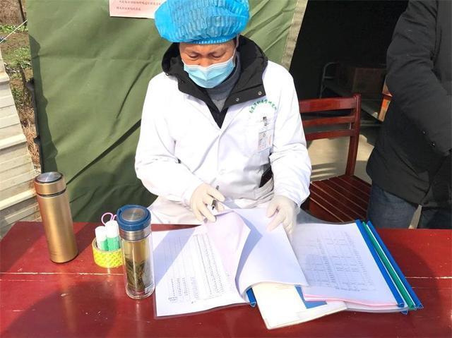 安徽桐城--在隔离点安“家”的村医潘忠仕