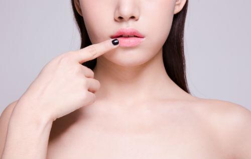 和女孩子聊到尴尬的时候怎么化解,女人经常挂在嘴边的细节