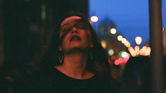 当你伤心难过的时候我还在你身边,当你伤心难过到极致的时候