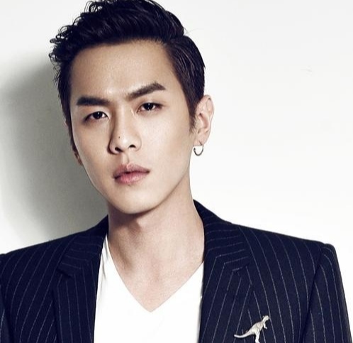 男人脸上有痣的各个部位详细图,脸上有很多痣的帅哥