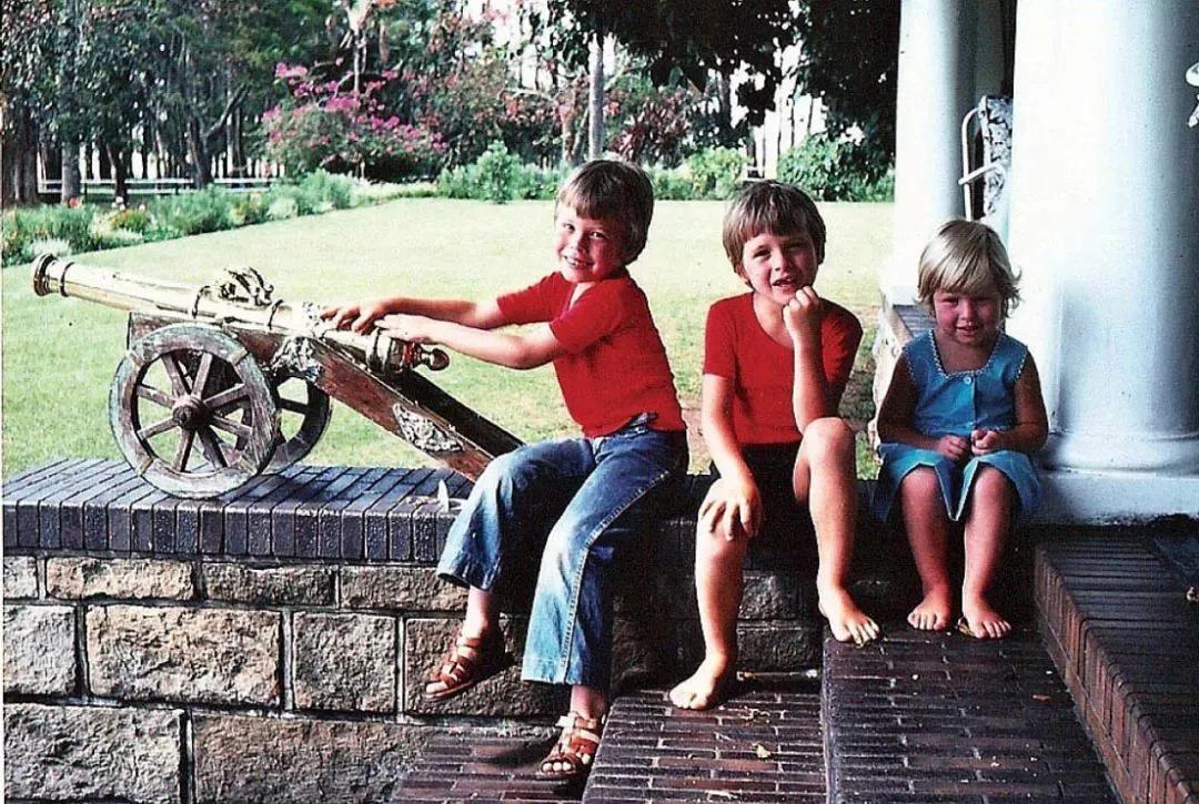 60岁拍裸照，惊艳T台，培养出身价200亿儿子：年龄从来不是问题