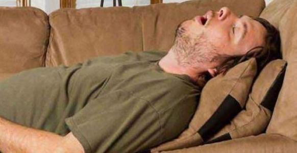 一觉醒来舌头尖疼是怎么回事,一觉醒来舌头下边疼为啥