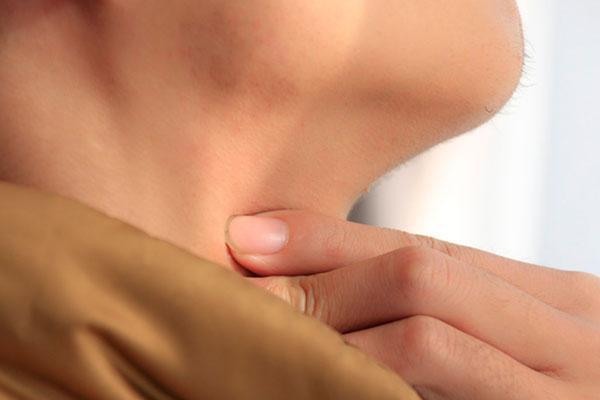 喉咙老是痛跟情绪有关系吗,喉咙总是痛是不是肺的原因