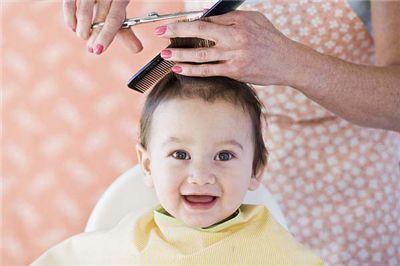 家里的小孩一剪头发就哭闹,家长应该怎么办?