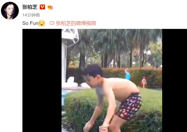 张柏芝教儿子跳水变“人肉板”，两兄弟被晒到黑成煤球太夸张