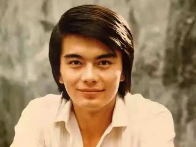 老了和年轻时不一样的男明星,早过了30岁却满满少年感的男明星