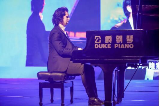 钢琴王子携手公爵钢琴精湛演出震撼中国