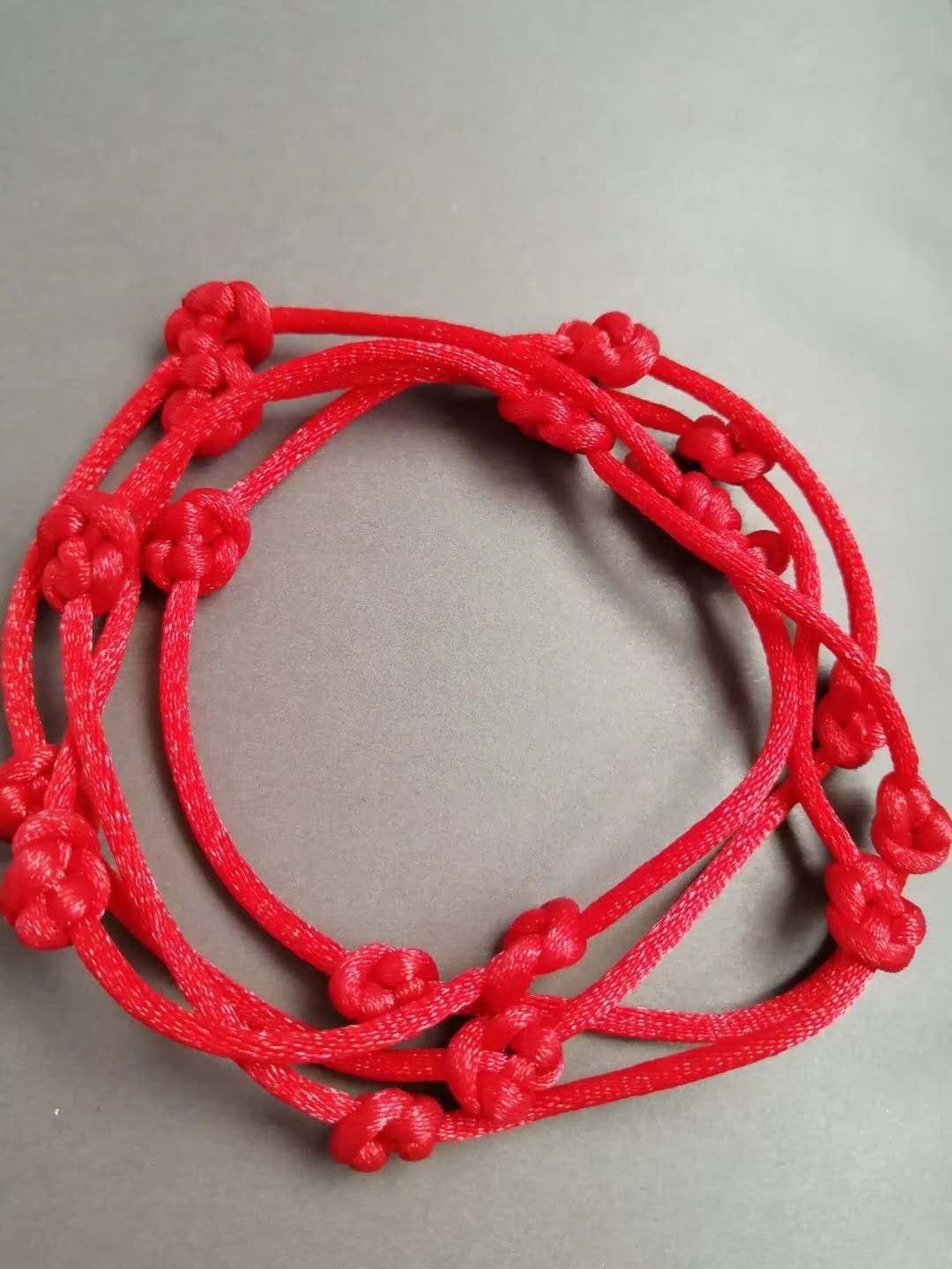 猪本命年黄金红绳手链,属兔戴小金猪红绳手链好吗