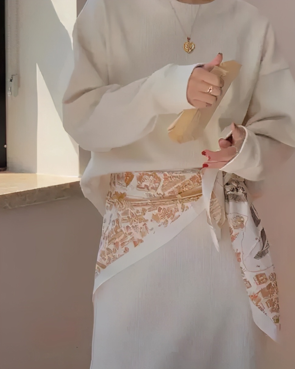 丝巾有什么时髦的使用方法,夏天系丝巾怎样发朋友圈