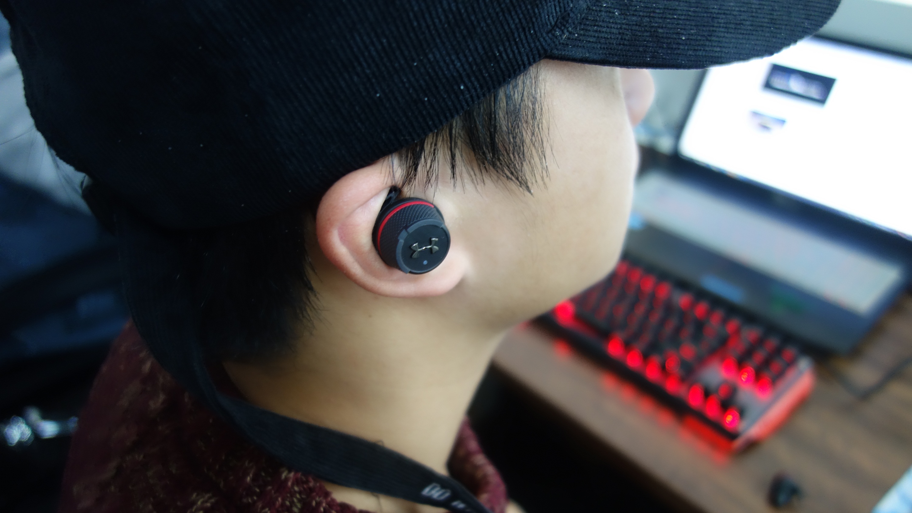 jbl与安德玛联名耳机隐藏功能,jbl安德玛联名耳机和airpods