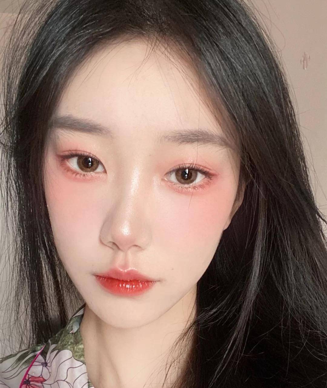 平价里面也有精品，倩碧腮红上脸很减龄，香缇卡粉饼哑光不拔干