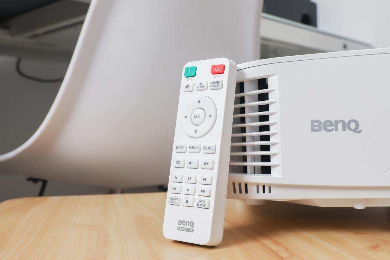 明基适合白天的投影仪选哪款,千万别买300的投影机