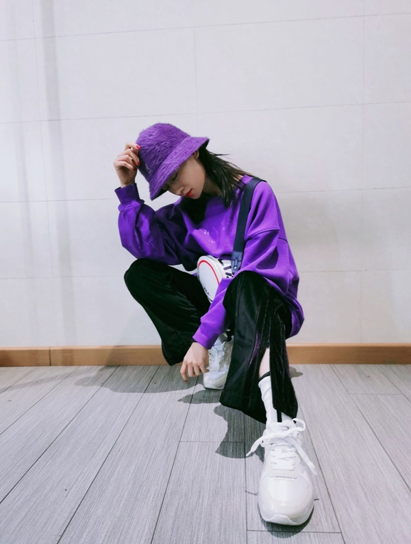 吴谨言橙色包,吴谨言短款卫衣搭配