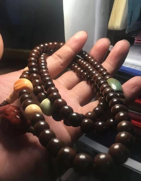 沉香手串包浆好还是不包浆好,怎样分辨包浆和不包浆的手串