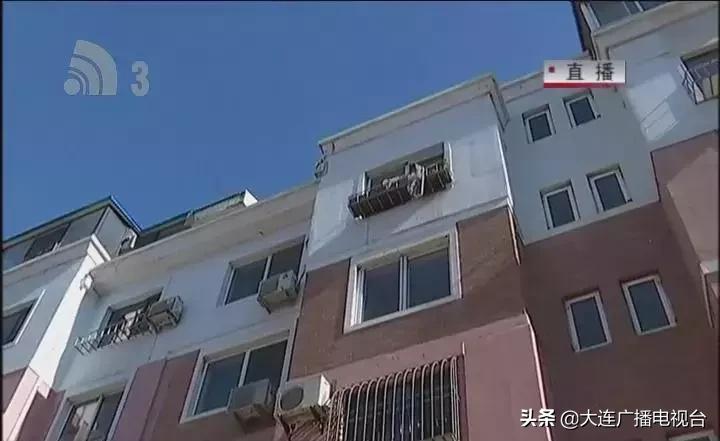 事发绿波花园：正睡觉呢，轰隆一声，卧室棚顶掉下来一块水泥板！