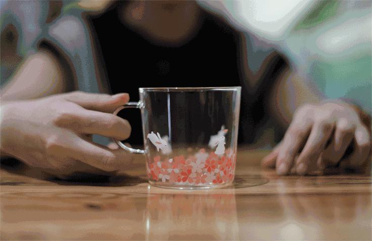 睡前喝水多会导致眼袋更大吗,睡前大量喝水为啥会加重眼袋