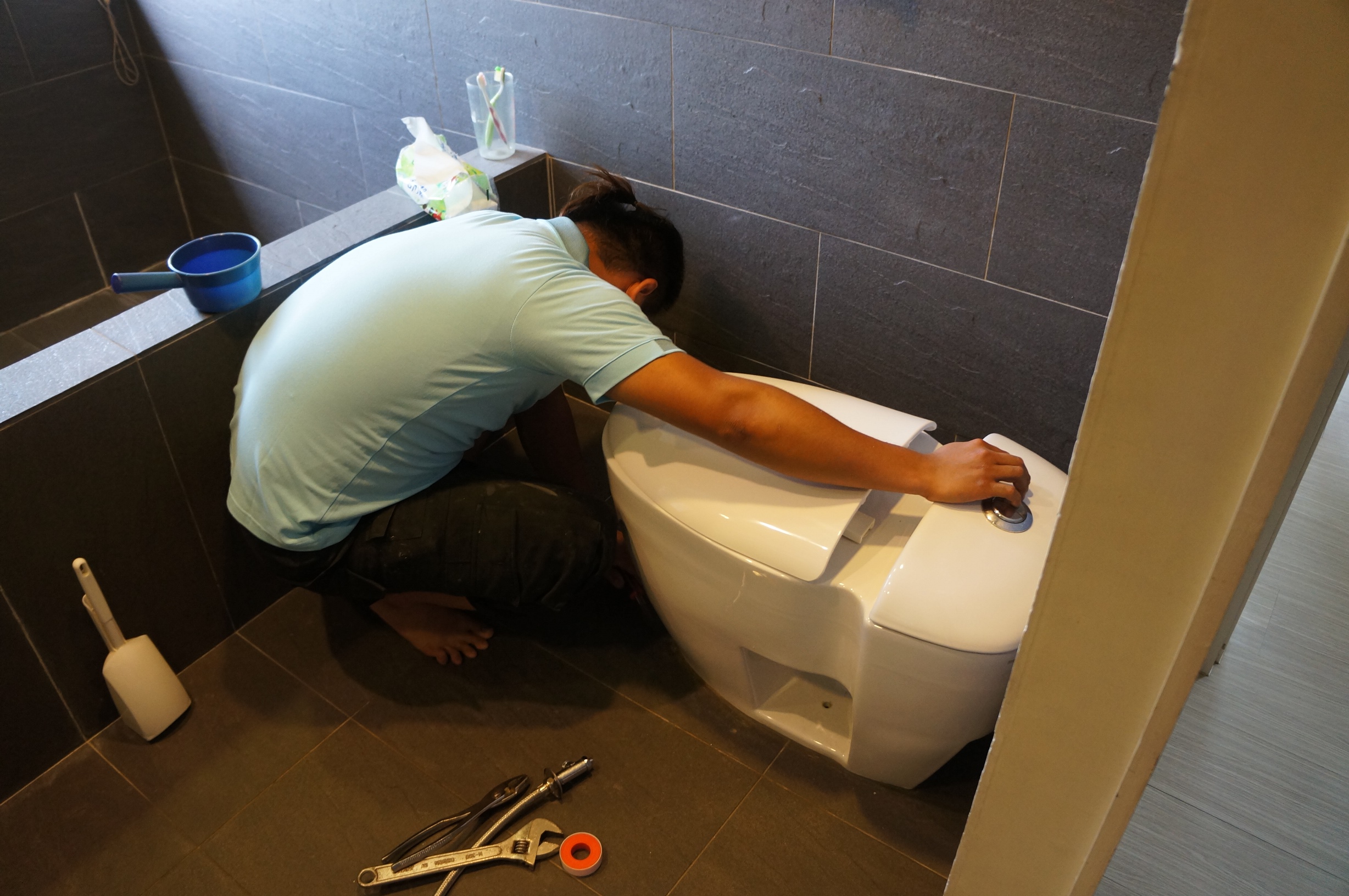 马桶爆炸女子被炸伤抽烟,马桶炸瓷开裂有人受伤