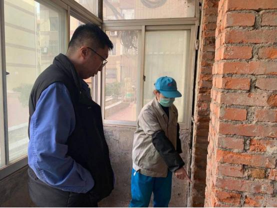 大连华润燃气报道,一面锦旗折射出警民鱼水情