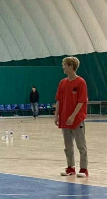 网友偶遇鹿晗邓超撒贝宁打篮球,网友偶遇鹿晗关晓彤打羽毛球