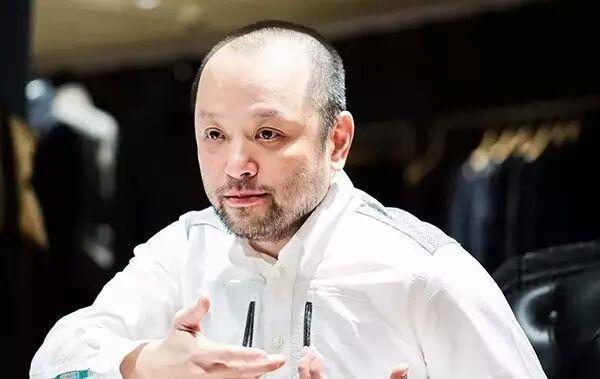 他“卖水货”起家，靠老婆上市身家10亿，修一栋5层车库专放豪车