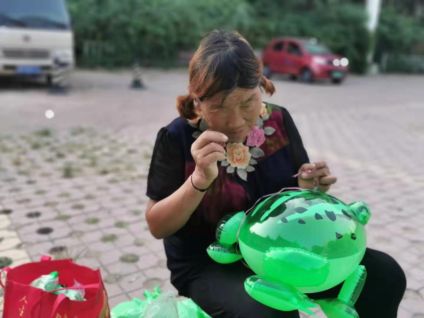 农村阿姨进城卖青蛙,供孙子上大学