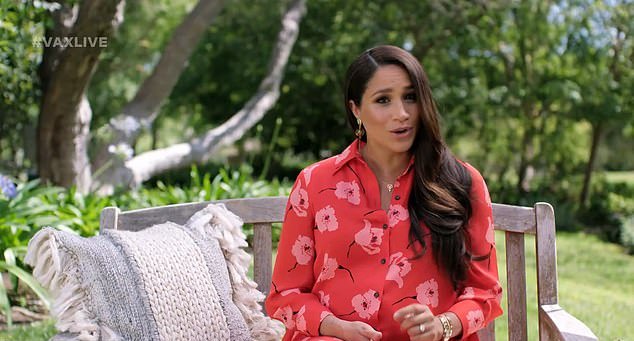 梅根与戴妃戴着大金表的照片,梅根造型改变